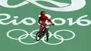 Toni Syarifudin dengan nomor 45 mebawa nama Indonesia pada ajang BMX  kategori BMX Seeding Phase Runs putra di Olympic BMX Centre - Rio de Janeiro, Brasil (17/08/2016). (REUTERS/Paul Hanna)  