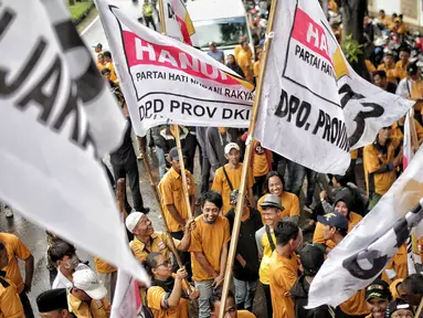 Massa dari kader dan simpatisan Partai Hanura berdemonstrasi di depan kantor KPU RI, Jakarta, Senin (21/1). Mereka menuntut dimasukkannya nama Oesman Sapta Odang (OSO) dalam daftar calon tetap (DCT) anggota DPD RI 2019. (Liputan6.com/Faizal Fanani)