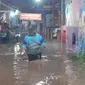 Wilayah Kelurahan Tukang Kayu Lebak Kecamatan Banyuwangi Kota terendam Banjir akibat luapan Sungai Kalillo (Hermawan Arifianto/Liputan6.com)