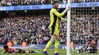 Empat gol yang dilesakkan oleh Kevin De Byurne dan Ryad Mahrez membuat David de Gea bolak-balik mengambil bola ke gawang sendiri. (AFP/Oli Scarff)