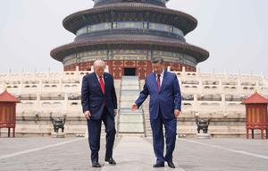 Presiden Amerika Serikat (AS), Donald Trump (kiri) berdiri di samping Presiden Tiongkok, Xi Jinping di Temple of Heaven, Beijing, Kamis 14 Mei 2026. (AP Photo/Mark Schiefelbein)