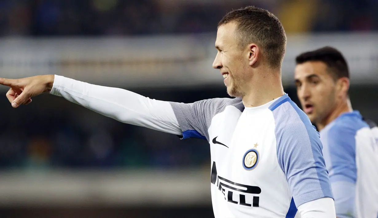 Pemain Inter Milan, Ivan Perisic berselebrasi setelah mencetak gol ke gawang Hellas Verona dalam lanjutan pertandingan Liga Serie A Italia di Marc'Antonio Bentegodi, Selasa (31/10). Inter menang 2-1 atas tuan rumah Verona. (Filippo Venezia/ANSA via AP)