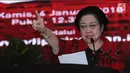 Ketua Umum DPP PDIP, Megawati Sukarnoputri memberi arahan jelang menyerahkan surat rekomendasi kepada pasangan Cagub dan Cawagub di Jakarta, Kamis (4/1). PDIP secara resmi mengumumkan empat pasang cagub dan cawagub. (Liputan6.com/Helmi Fithriansyah)