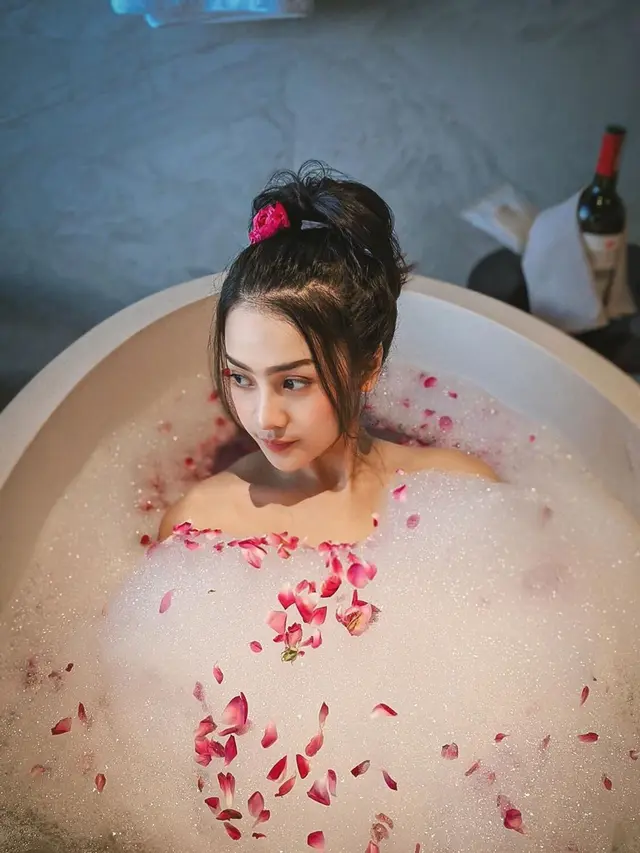 7 Momen Anya Geraldine Mandi Kembang Ini Curi Perhatianian