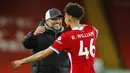 Pelatih Liverpool, Jurgen Klopp, merayakan kemenangan atas Southampton bersama Rhys Williams pada laga Liga Inggris di Stadion Anfield, Minggu (9/5/2021). Liverpool menang dengan skor 2-0. (Phil Noble/Pool via AP)