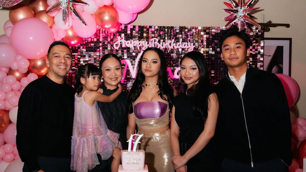 Gaya Neona Ayu Rayakan Sweet Seventeen, Tampil Glamor dalam Balutan Dress Metalik Ungu-Cream