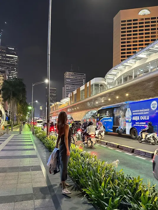 <p>Pelantun lagu "Lion Heart" ini juga rupanya sempat berkeliling Jakarta pada malam hari. Dengan busana kasual, dan memakai sandal jepit, Hyoyeon tampak keindahan Jakarta di kawasan Hotel Indonesia. Lalu lalang motor hingga busway menjadi background fotonya. (Foto: Instagram/ hyoyeon_x_x)</p>