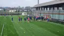 Tim putri Athletic Bilbao sedang berlatih di lapangan latihan Lezama. (Bola.com/Yus Mei Sawitri)