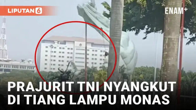 VIDEO: Viral! Penerjun Payung TNI Nyangkut di Tiang Lampu Monas