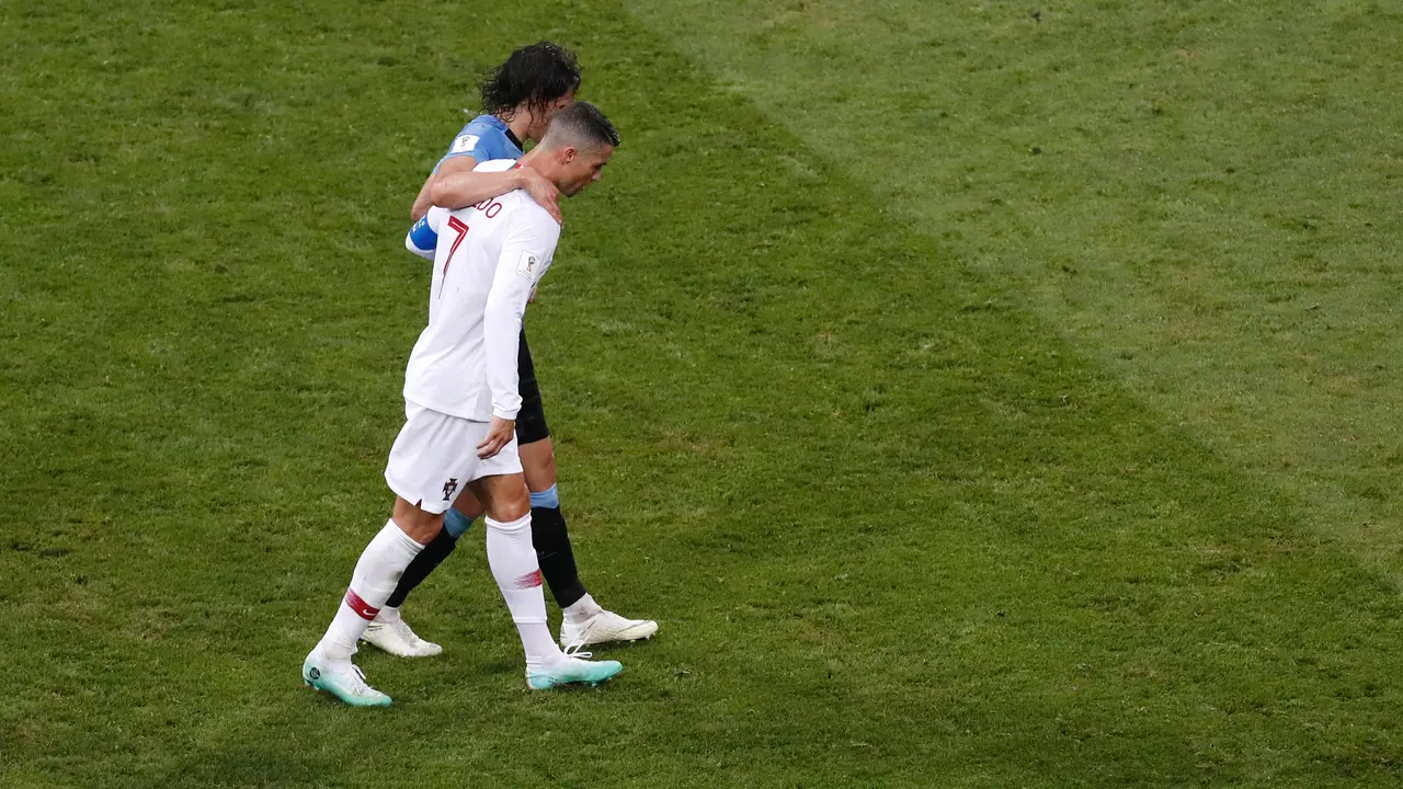 Momen Ronaldo Memapah Cavani yang Cedera