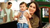 Sandra Dewi dan buah hatinya, Raphael Moeis [foto: instagram.com/raphaelmoeis]