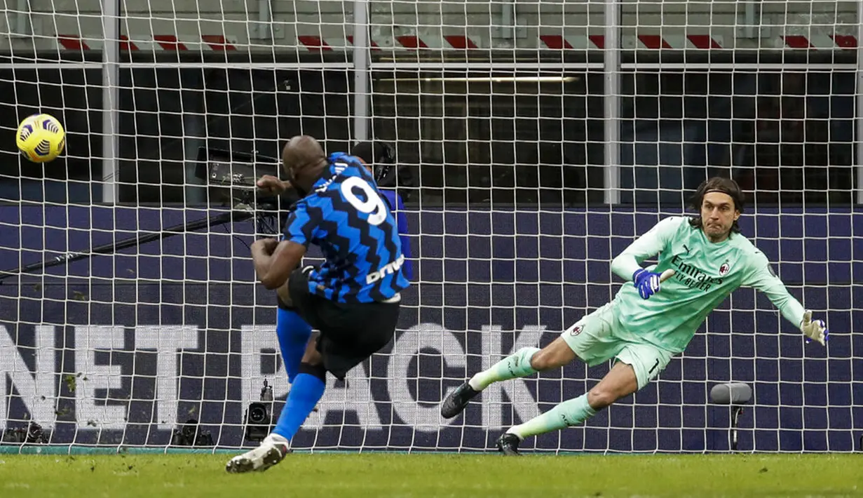 Pemain Inter Milan Romelu Lukaku mencetak gol ke gawang AC Milan pada pertandingan perempat final Coppa Italia di Stadion San Siro, Milan, Italia, Selasa (26/1/2021). Inter Milan menang 2-1. (AP Photo/Antonio Calanni)