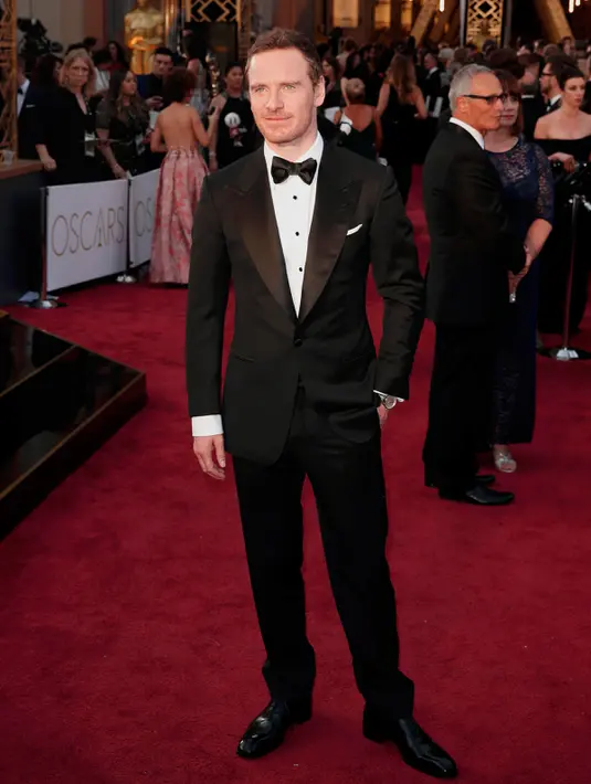 Aktor Michael Fassbender saat menghadiri ajang penghargaan Piala Oscar 2016 di Hollywood, California, Minggu (28/2). Michael Fassbender tampil necis dengan setelan jas hitam dengan krah lebar yang membuatnya makin tampan. (REUTERS/Lucas Jackson)