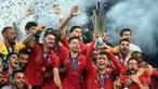 Para pemain Portugal merayakan gelar juara UEFA Nations League setelah mengalahkan Belanda pada laga final di Stadion Dragao, Porto, Minggu (9/6). Portugal menang 1-0 atas Belanda. (AFP/Patricia De Melo)