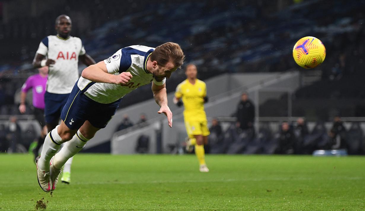 Musim ini, Harry Kane yang berusia 27 tahun telah berada dalam performa terbaiknya yang produktif dengan mencetak 13 gol hanya dalam 22 penampilan. (Foto: AFP/Pool/Shaun Botterill)
