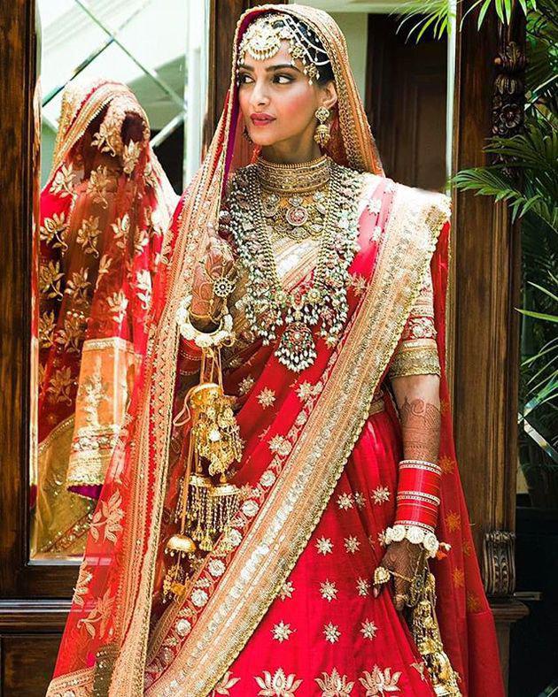 Sonam menikah dengan menggunakan adat Punjabi. Sementara untuk upacara pernikahan, mereka melangsungkannya dengan tata cara agama Sikh.