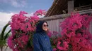 Baju warna biru dongker memang paling cocok dengan hijab warna biru dongker yang senada. Seperti look hijaber Indah Nada Puspita ini. (Instagram/indahnadapuspita).