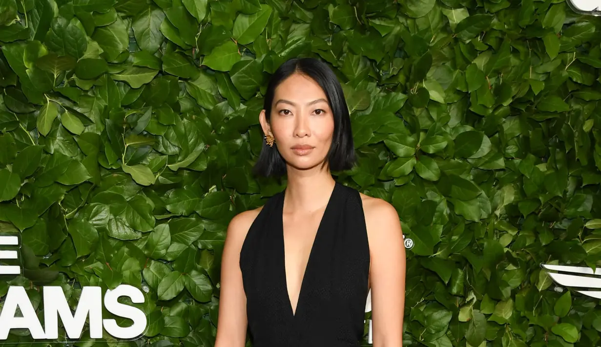 Nominator Breakthrough Director, Constance Tsang, melangkah dengan penuh ketenangan dalam gaun jacquard sutra hitam Chanel Spring 2026. Sederhana, tanpa ornamen berlebihan, namun sangat tepat untuk momennya, membiarkan kehadirannya berbicara tanpa perlu aksi besar.  [dok/chanel].