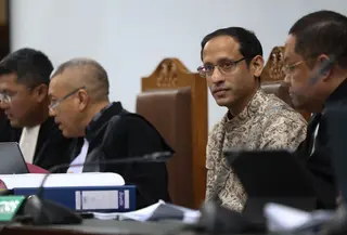Mantan Menteri Pendidikan, Kebudayaan, Riset, dan Teknologi (Mendikbudristek), Nadiem Anwar Makarim (tengah) saat mengikuti persidangan lanjutan di Pengadilan Tindak Pidana Korupsi (Tipikor) pada Pengadilan Negeri Jakarta Pusat, Senin (19/1/2026). (Kapanlagi.com/Budy Santoso)