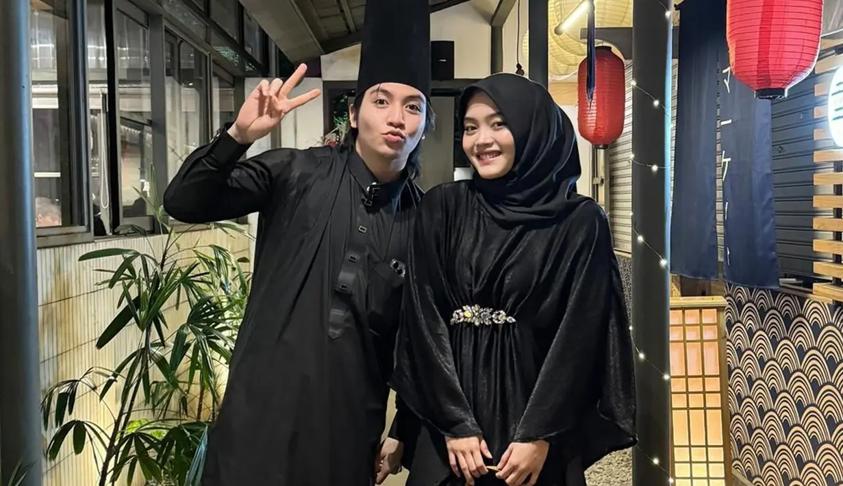 Pacaran beda agama, namun Jeffry Reksa tetap menemani Putri Delina buka puasa. Tahun 2024 menjadi tahun ketiga Jeffy Reksa dan Putri Delina menjalin hubungan. Dalam momen bukber ini, Jeffry dan Putri Delina tampil serasi dengan busana warna hitam. Meski beda agama, namun banyak netizen yang mendoakan pasangan ini langgeng hingga resmi menikah. (Liputan6.com/IG/@putridelinaa)