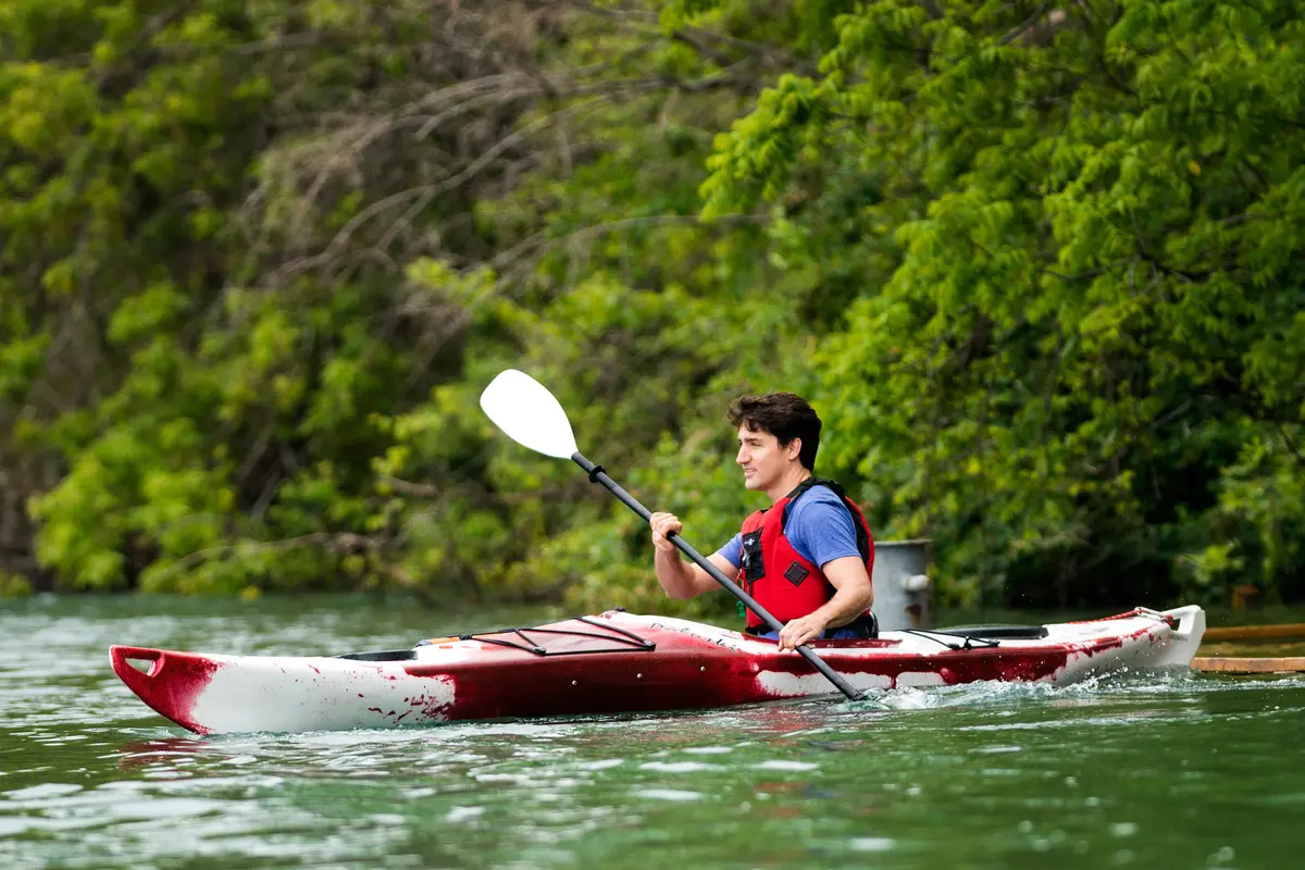 20170605-Justin Trudeau Bermain Kayak saat Hari Lingkungan Hidup Sedunia-AP