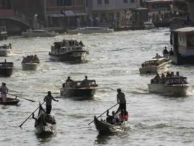 Pemandangan perahu dan gondola di kanal, di Venesia, Italia, Rabu, 13 September 2023. (AP Photo/Luca Bruno)