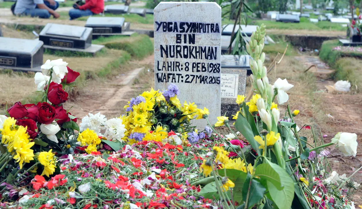 Makam almarhum Olga Syahputra banjir dengan aneka bunga, Jakarta, Senin (30/3/2015). Sejumlah bunga berasal dari fans yang datang ziarah ke makam Olga (Liputan6.com/Panji Diksana)