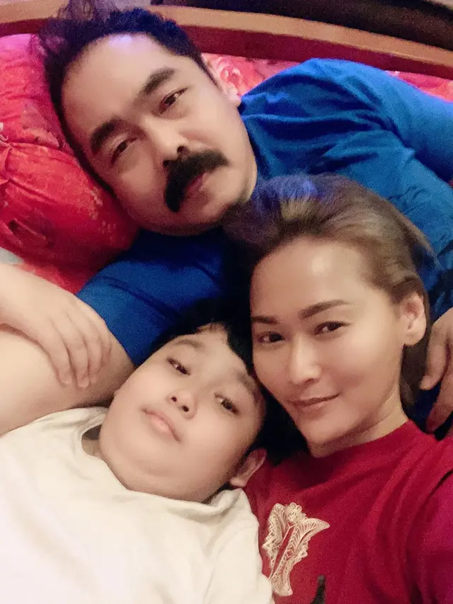 7 Potret Kebersamaan Inul Daratista dan Sang Putra, Buatkan Kue Ulang Tahun Spesial