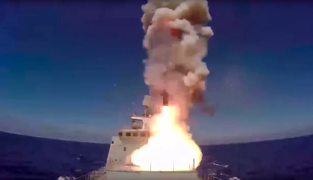 Kapal perang Rusia Admiral Essen menenembakan rudal jelajah Kalibr saat menggempur ISIS di timur Palmyra, Suriah pada 31 Mei 2017. Penembakan di lakukan dari Laut Mediterania. (Russian Defence Ministry Press Service photo via AP)