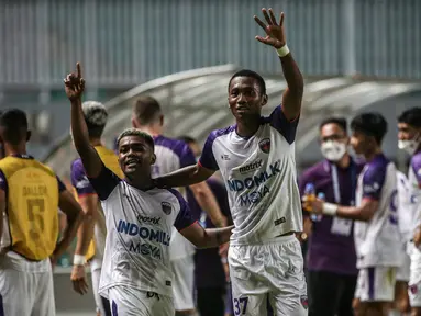 Persita Tangerang yang berstatus tim promosi membuat kejutan di pekan pertama BRI Liga 1 2021/2022 usai membekuk Persipura Jayapura 2-1 di Stadion Pakansari, Bogor, Sabtu (28/8/2021). Ketiga gol yang tercipta seluruhnya terjadi di babak pertama. (Bola.com/Bagaskara Lazuardi)