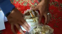 Paket tembakau mencurigakan dalam jumlah besar dicampur dalam gorengan diselundupkan ke dalam Lapas Lowokwaru Malang (Liputan6.com/Zainul Arifin)