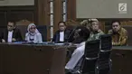 Terdakwa kasus suap pengadaan barang dan jasa di Pemkot Kendari, Asrun bersama anaknya yang juga Wali Kota Kendari nonaktif, Adriatma Dwi Putra menjalani sidang lanjutan di Pengadilan Tipikor, Jakarta, Rabu (12/9). (Liputan6.com/Herman Zakharia)