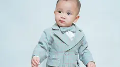 Rayyanza Malik Ahmad memang kelucuannya tak ada habisnya. Seperti saat ia bergaya keren dengan jas layaknya seorang eksekutif muda. Tak heran banyak warganet menyebut Rayyanza layaknya seorang bos cilik yang kelak jadi seperti Raffi Ahmad. (Liputan6.com/IG/raffinagita1717)