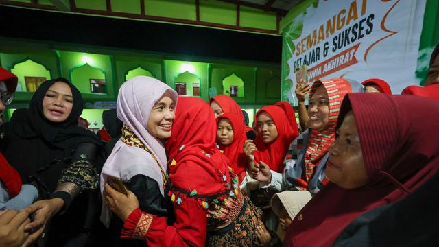 Istri Calon Presiden (Capres) nomor urut 3 Ganjar Pranowo, Siti Atikoh Supriyanti saat mendatangi Pondok Pesantren Miftahul Huda Dua Ribu, Tulang Bawang, Provinsi Lampung.