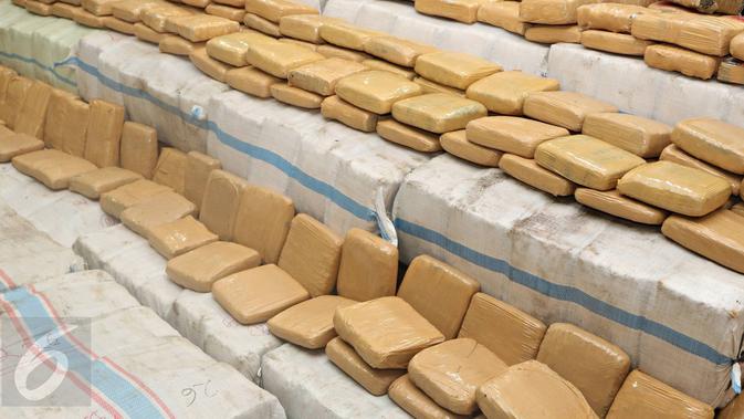 Barang bukti berupa 1,5 ton ganja dengan nilai total Rp.17 M diperlihatkan Bareskrim saat rilis pengungkapan jaringan Narkotika sindikat Aceh-Jakarta-Bali di Jakarta, Senin (28/12/2015). (Liputan6.com/Immanuel Antonius)