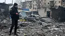 Puluhan orang terluka dan dua orang tewas setelah serangan udara semalam oleh pasukan Rusia yang menargetkan ibu kota Ukraina, Kiev. (SERGEY BOBOK/AFP)