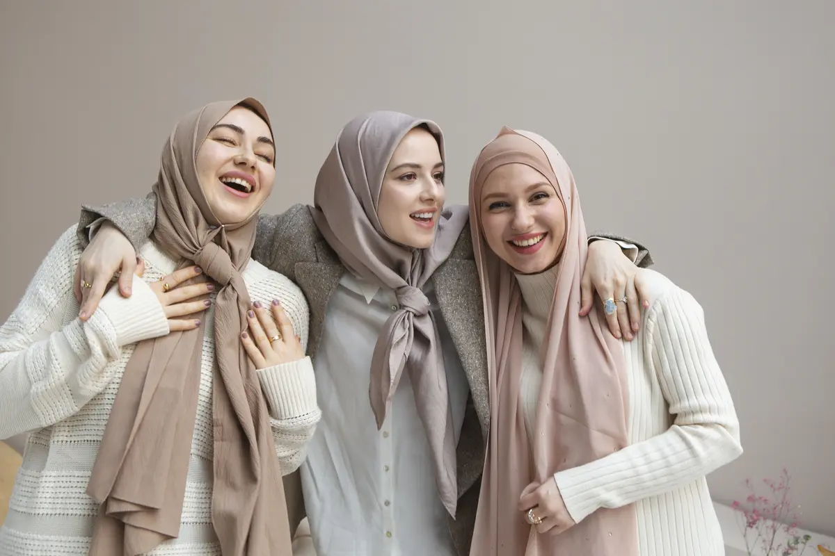 perempuan berhijab muslim bahagia