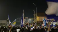 Ribuan suporter PSIM menyambut kedatangan tim kesayangannya seusai menjuarai Pegadaian Liga 2. (Bola.com/Ana Dewi)