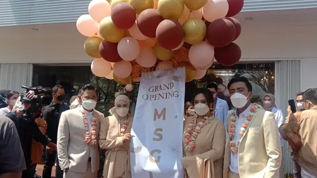 Shandy Purnamasari bersama dengan sang suami Gilang Widya Pramana dan juga founder MS Glow lainnya Dewa Gede Adiputra dan Kadek Maharani Kemala Dewi.