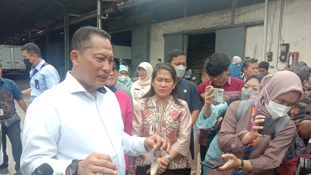 Direktur Utama Perum Bulog Budi Waseso melakukan sidak ke gudang milik PT Food Station Tjipinang Jaya di kawasan Cipinang, Jakarta Timur, Jumat (3/2/2023)