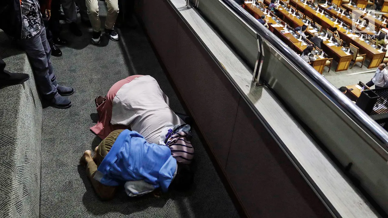 Baiq Nuril Sujud Syukur Usai DPR Sahkan Persetujuan Amnesti
