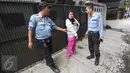 Seorang wanita yang diduga pengemis dibawa Petugas Dinas Sosial di kawasan Pasar Minggu, Jakarta, Rabu (8/3). (Liputan6.com/ Immanuel Antonius)
