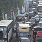 Antrean kendaraan terjebak macet di jalur lingkar Nagrek, Jawa Barat, Sabtu (2/7). Meningkatnya volume kendaraan dari Jakarta dan sekitar menjadi penyebab kemacetan di jalur yang rutin dilintasi pemudik itu setiap tahun. (Liputan6.com/Immanuel Antonius) 