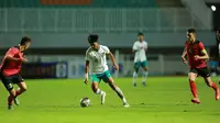 Pemain Timnas Indonesia U-17,&nbsp;Arkhan Kaka&nbsp;berusaha melewati hadangan pemain Timnas Palestina U-17 di laga Grup B Kualifikasi Piala Asia U-17 2023 yang berlangsung di Stadion Pakansari, Bogor, Jumat (7/10/2022). (Bola.com/M Iqbal Ichsan)