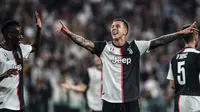 Striker Juventus, Federico Bernardeschi, merayakan gol yang dicetaknya ke gawang Leverkusen pada laga Liga Champions di Stadion Juventus, Turin, Selasa (1/10). Juventus menang 3-0 atas Leverkusen. (AFP/Isabella Bonotto)