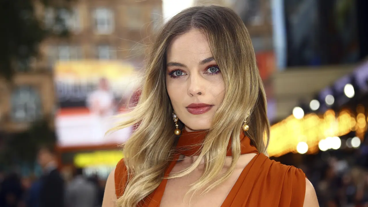 Margot Robbie Tampil Seksi Bergaun Oranye Tipis di London
