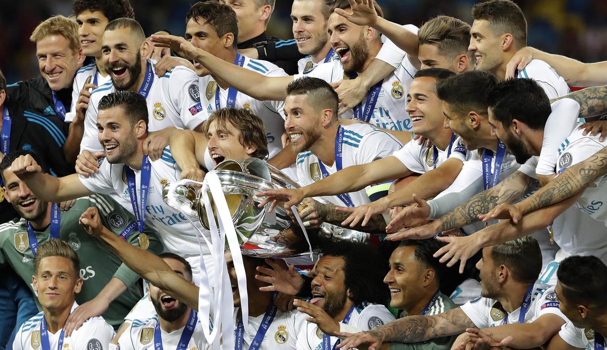 Para pemain Real Madrid merayakan gelar juara Liga Champions ke-13 usai mengalahkan Liverpool di Stadion Olimpiyskiy, Kiev, Sabtu (26/5/2018). Madrid menang 3-1 atas Liverpool. (AP/Sergei Grits)