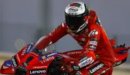 Aksi pembalap Ducati asal Italia, Francesco Bagnaia saat tes resmi hari pertama MotoGP 2024 di Sirkuit Lusail, Qatar, Selasa (20/2/2024) dini hari WIB. (KARIM JAAFAR / AFP)