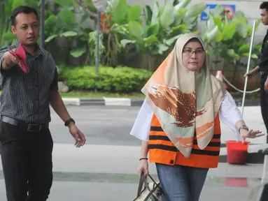 Hakim Pengadilan Negeri Tangerang Wahyu Widya Nurfitri berjalan menuju ruang pemeriksaan di gedung KPK, Jakarta, Selasa (24/4). Wahyu Widya diperiksa terkait kasus suap penangan putusan perkara perdata sengketa Tanah. (Merdeka.com/Dwi Narwoko)