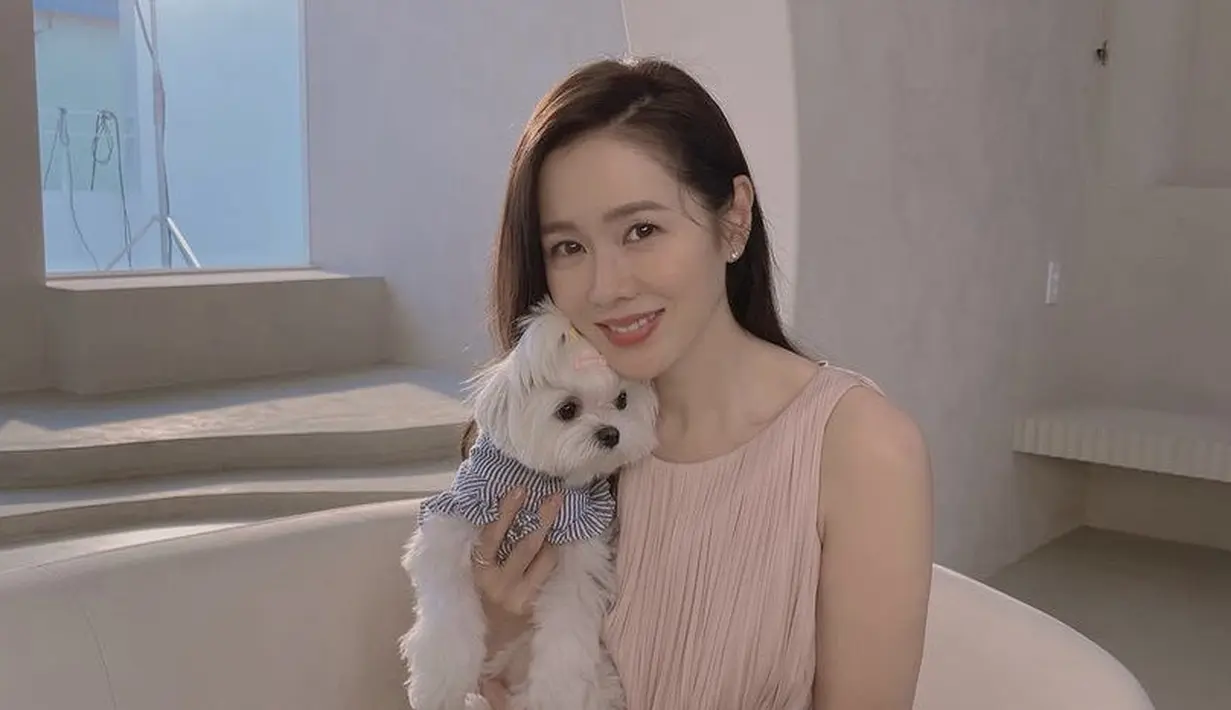 Diposisi puncak ada Son Hye Jin yang akan segera menikah. Ia sudah berakting sejak tahun 1999 disaat usianya masih 17 tahun. Secret Garden(2011), Something in the Rain (2018), and Crash Landing on You (2019) menjadi drama yang sukses hingga meraih 51 penghargaan. 